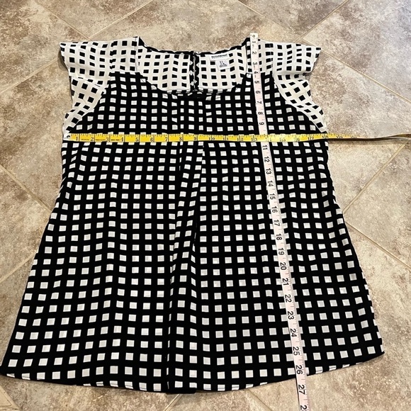 Motherhood Maternity scoop neck checkered lightweight cap sleeve top black white - Picture 4 of 7